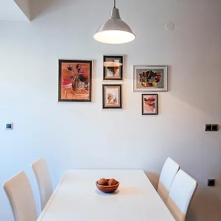 Golden Bridge Apartment With Private Parking *