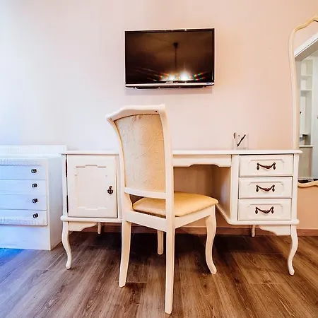 Golden Bridge Apartment With Private Parking