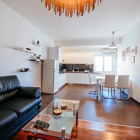 Golden Bridge Apartment With Private Parking Apartment