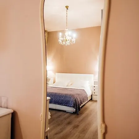 Golden Bridge Apartment With Private Parking Apartment