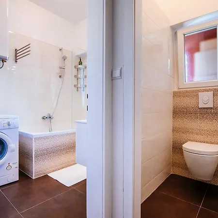 Golden Bridge Apartment With Private Parking