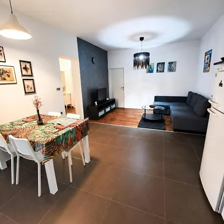 Golden Bridge Apartment With Private Parking *