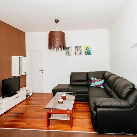 Golden Bridge Apartment With Private Parking *