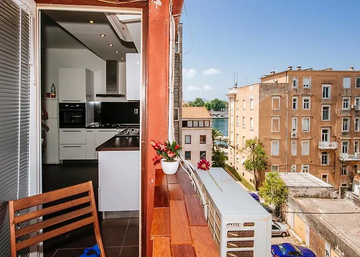 Golden Bridge Apartment With Private Parking Apartman