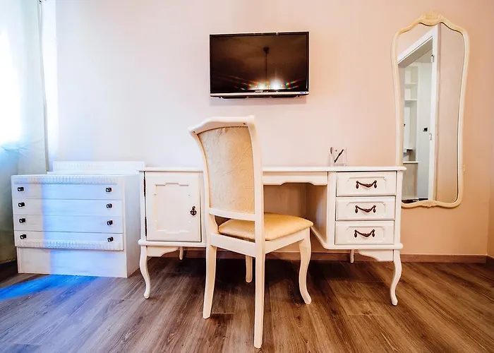 Golden Bridge Apartment With Private Parking