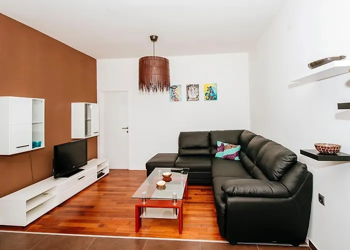 Golden Bridge Apartment With Private Parking *